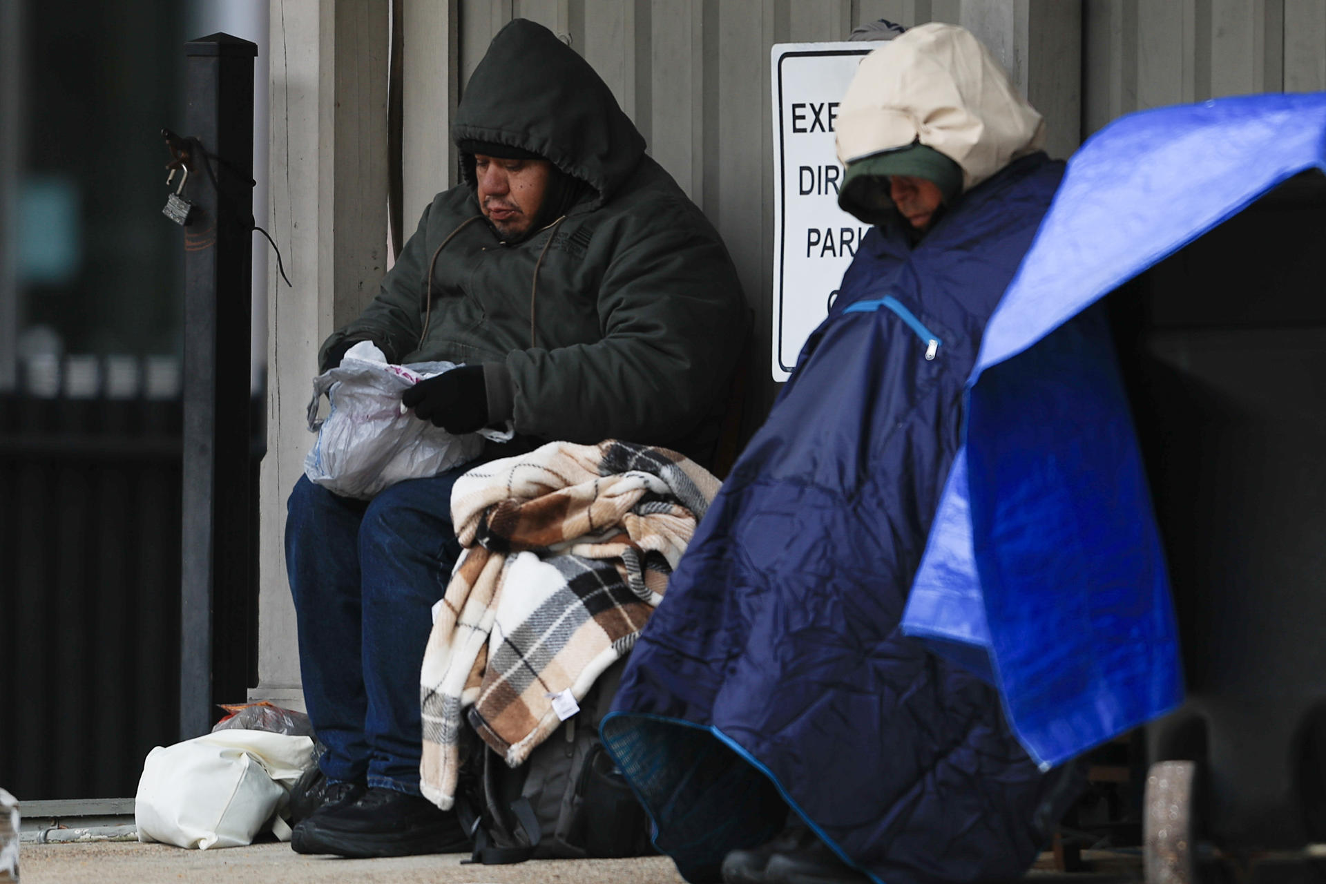 Personas se protegen del frio durante la tormenta el domingo en Houston