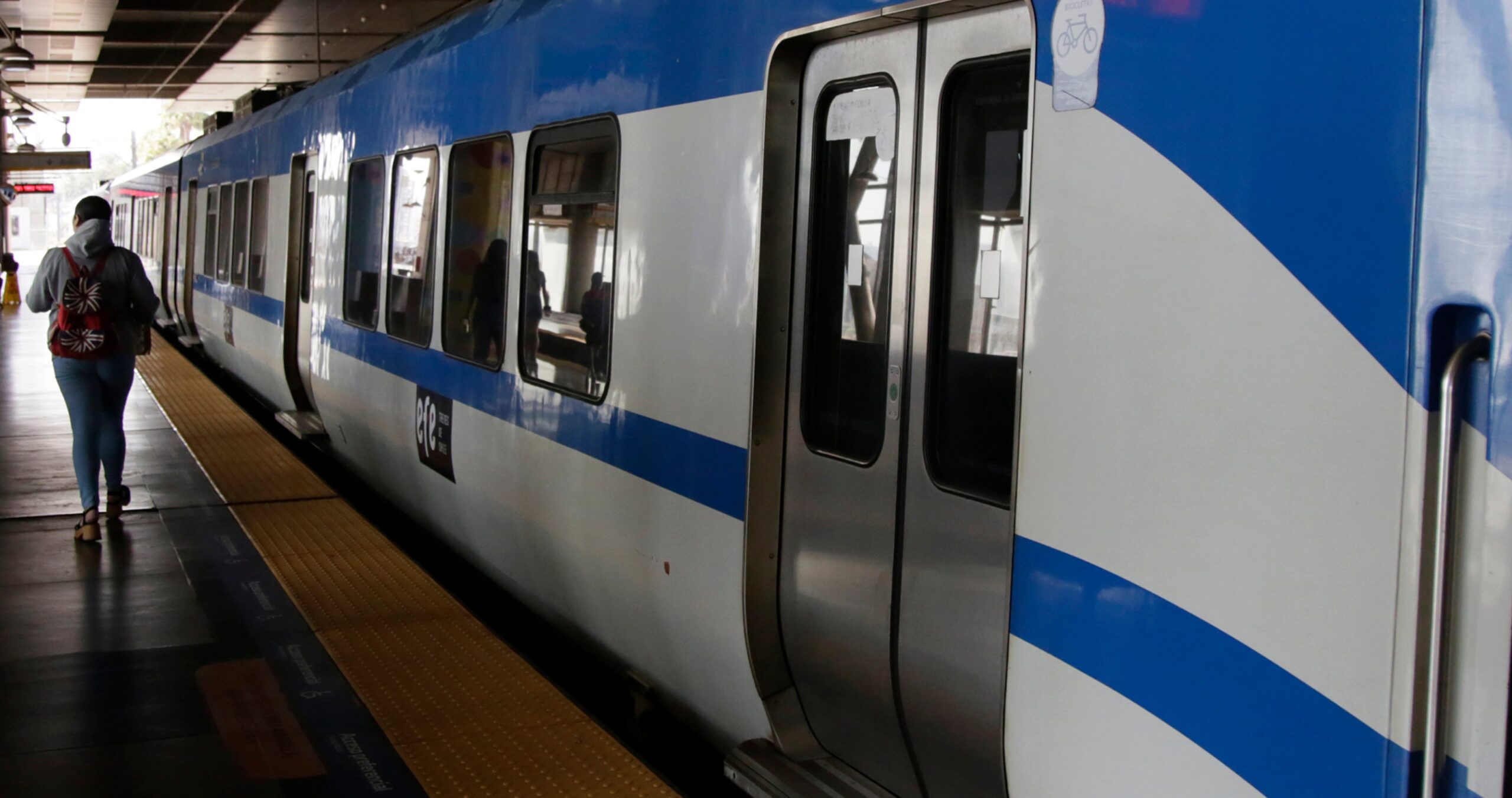 EFE Valparaíso por tren rayado en estación Peñablanca