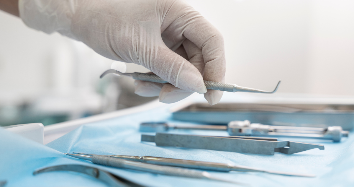 Ejerció como profesional sin serlo: tribunal condena a falso odontólogo que operó en clínica de Curicó