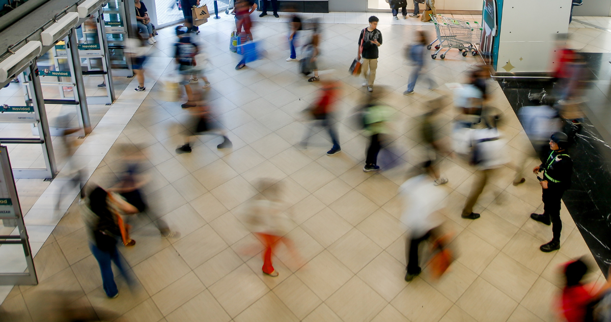 Foto de contexto de personas con bolsas de compras