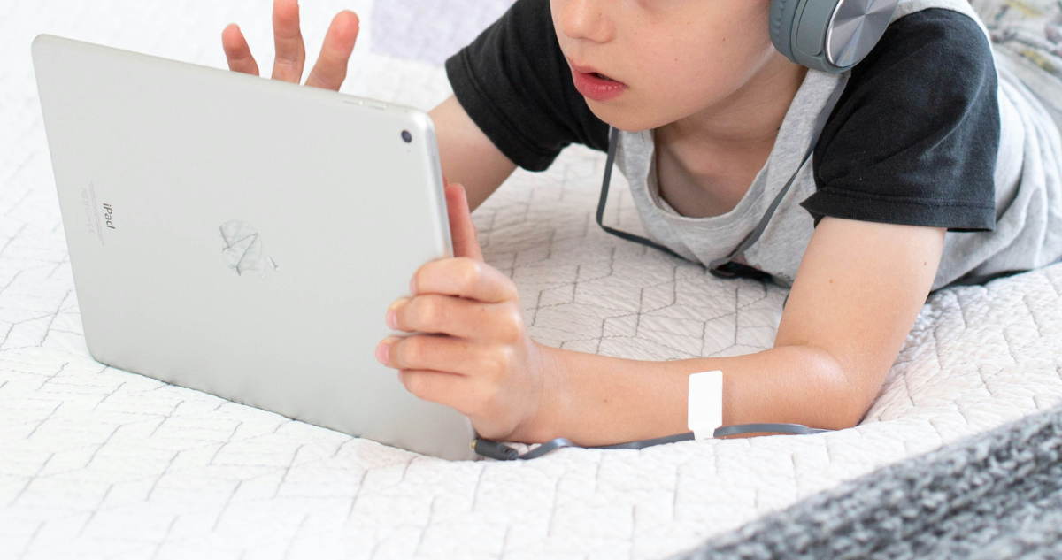 Niño usando una tablet