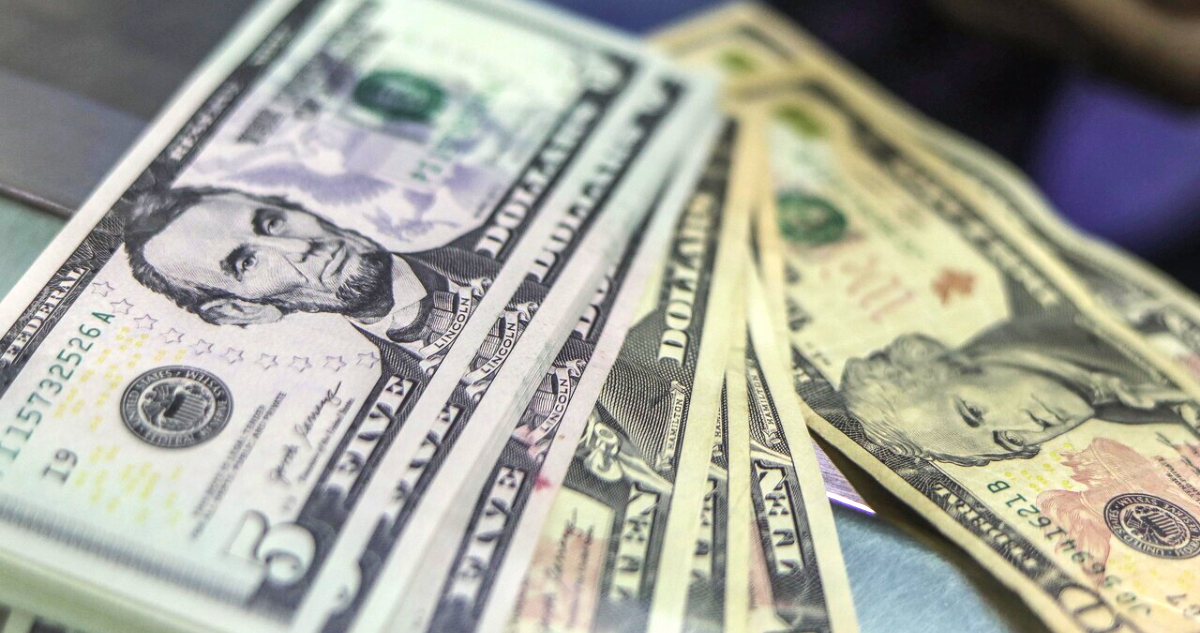 El peso chileno gana terreno y el dólar cae $10 ante su vulnerabilidad por las declaraciones de Trump
