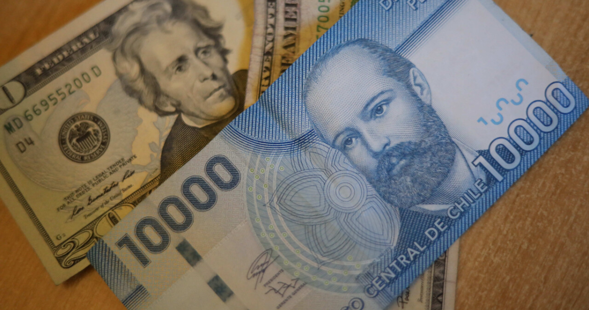 El dólar se consolida en su precio más bajo en más de dos años ante la fuerte alza del cobre