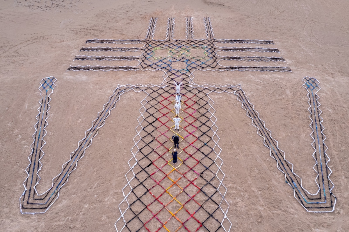 'El Gigante Vestido': académicos crean obra con 5.500 prendas de ropa que fueron desechadas