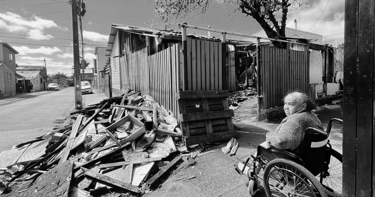 Entre cenizas y olvido: anciana vive en carpa y espera ayuda tras incendio que arrasó su casa en Rahue