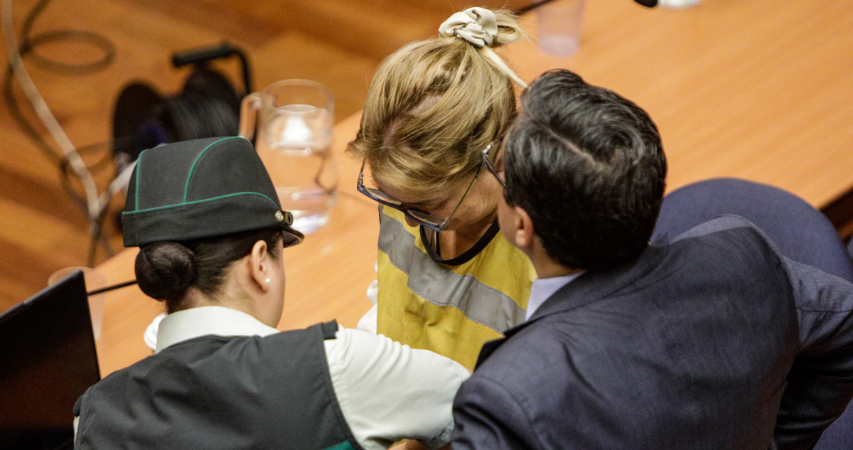 Entró con chaleco amarillo y esposas: así fue la segunda jornada de formalización de Ángela Vivanco