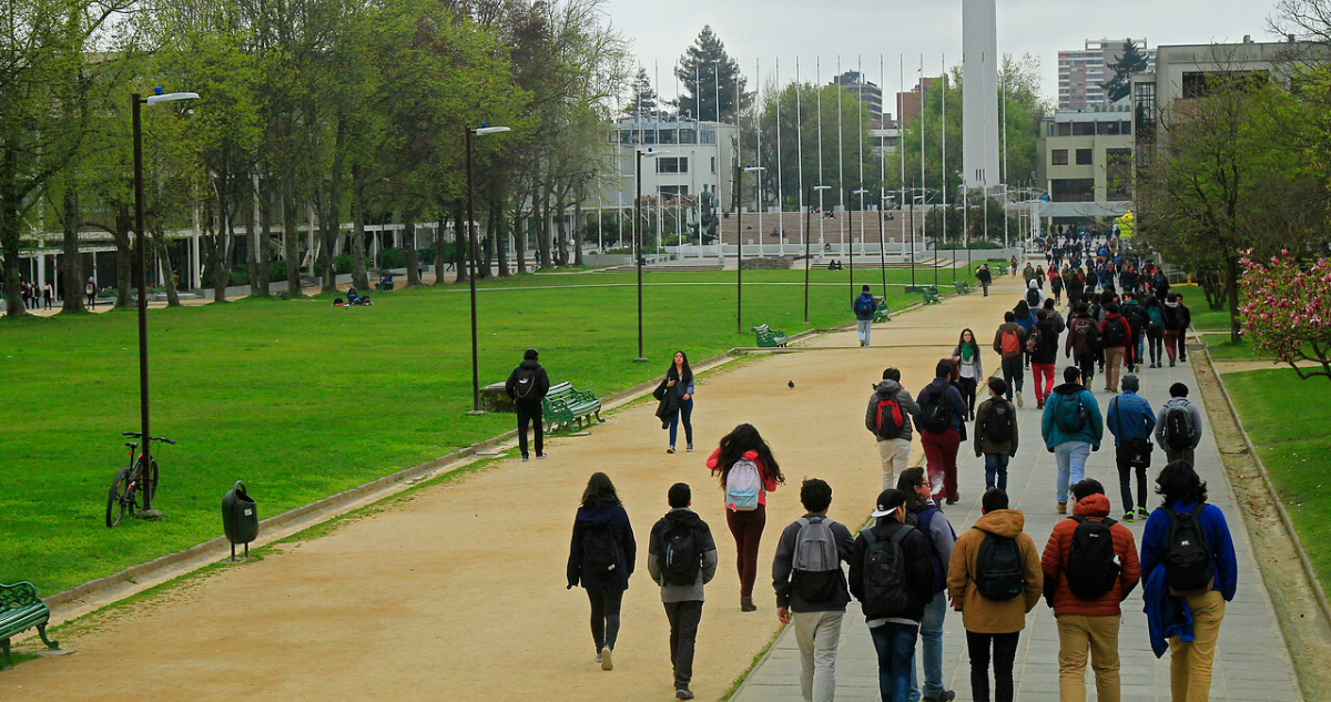 Estudio detecta auge de individualismo en jóvenes chilenos