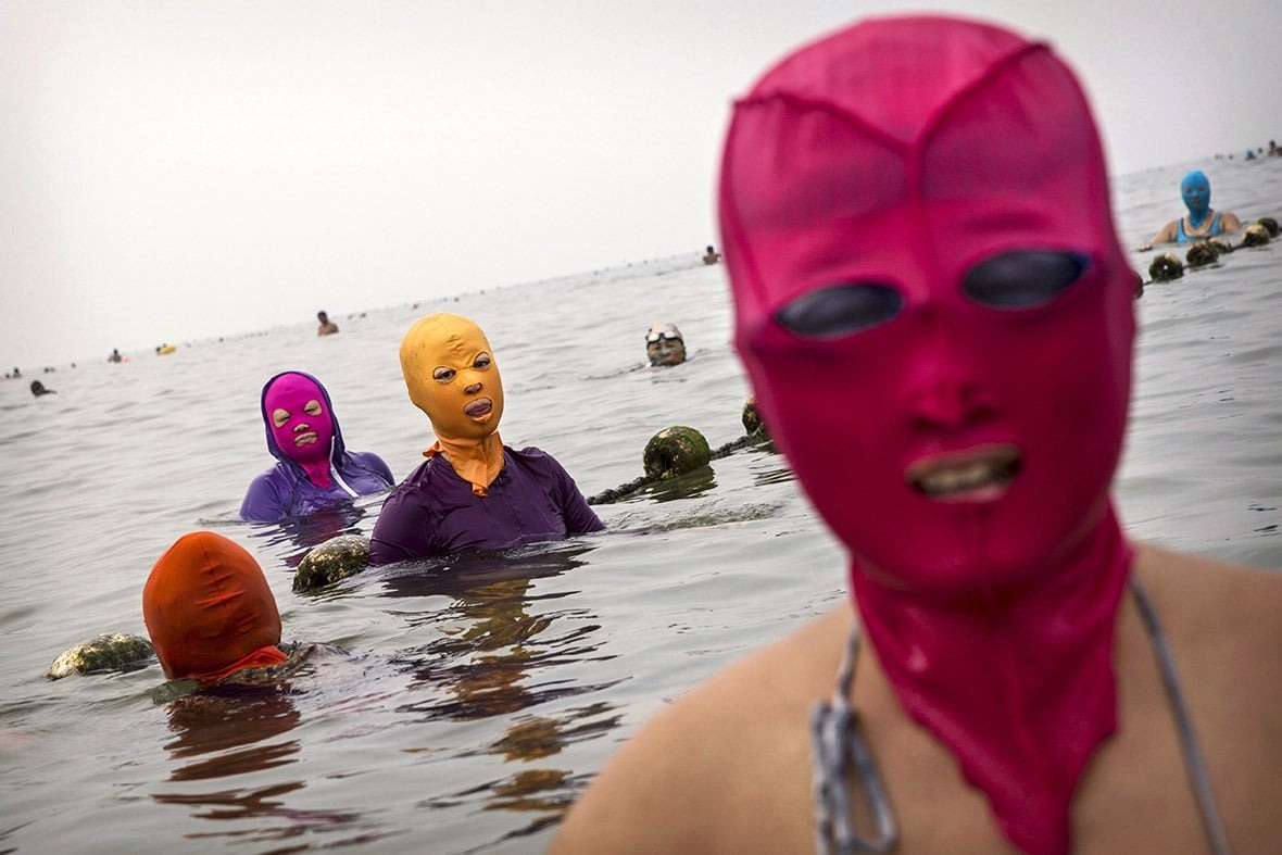 Así es el facekini: prenda que protege de los rayos UV y que nació de la obsesión por la piel blanca