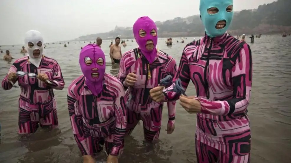 Así es el facekini: prenda que protege de los rayos UV y que nació de la obsesión por la piel blanca