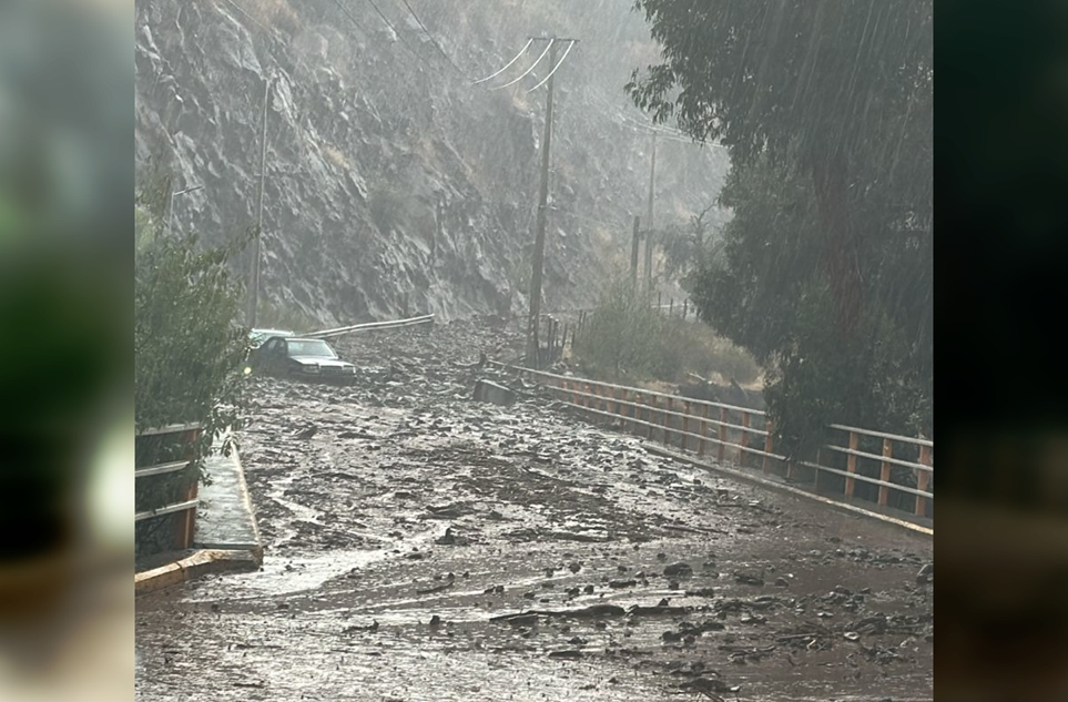 Veinte personas quedan aisladas por deslizamientos de tierra en Farellones