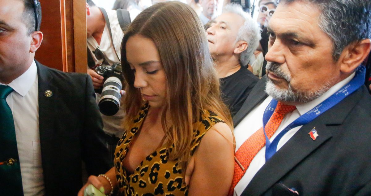 Camila Flores celebra absolución de Crespo y pide indulto para carabinero que dejó ciega Campillai