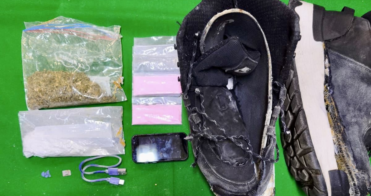 Detienen a sujeto que intentó pasar drogas y teléfono a cárcel de Temuco dentro de su zapatilla