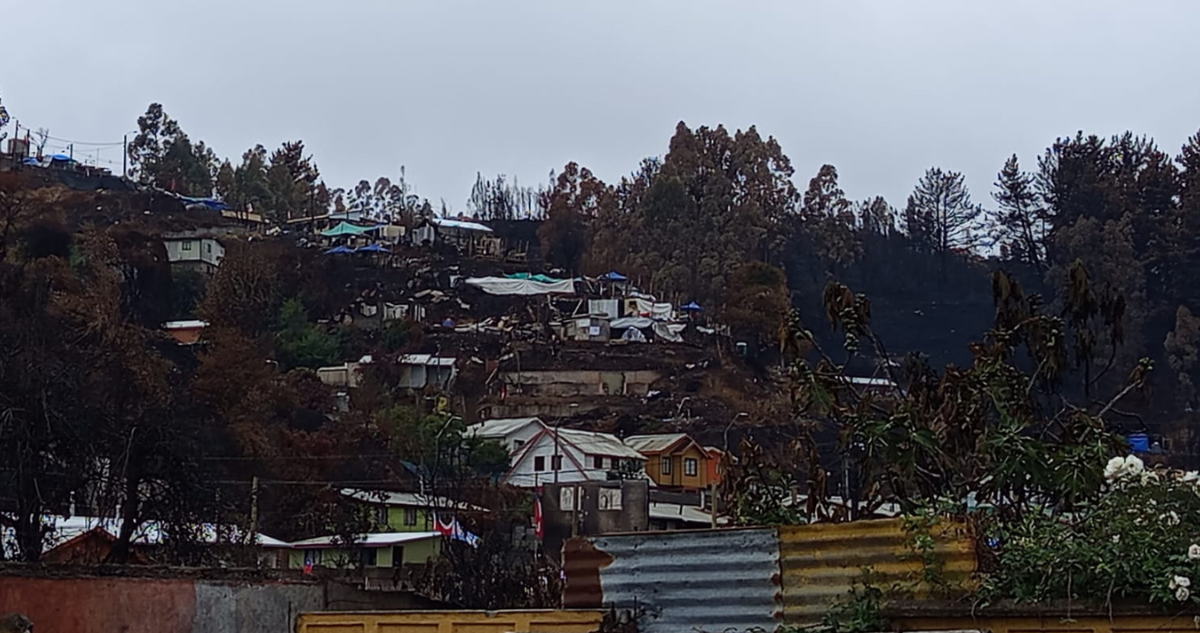Intensas lluvias azotan a zonas incendiadas en el Bío Bío: decenas de personas siguen en carpas