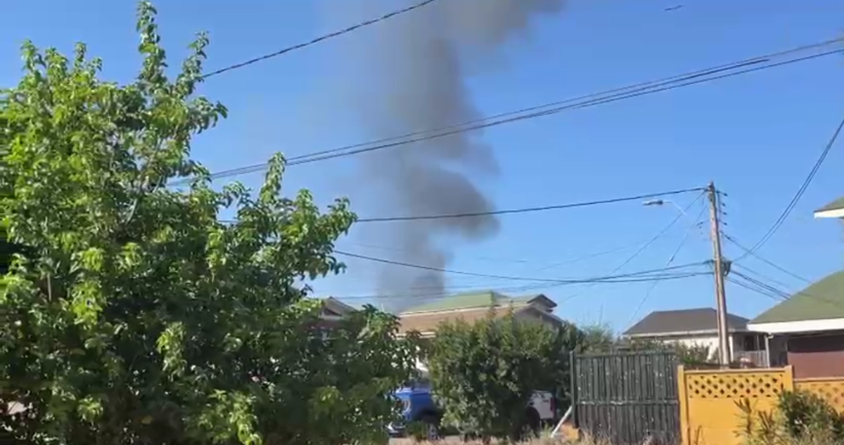 Incendio afecta a vivienda en medio de agitada segunda jornada de desalojo en megatoma de San Antonio