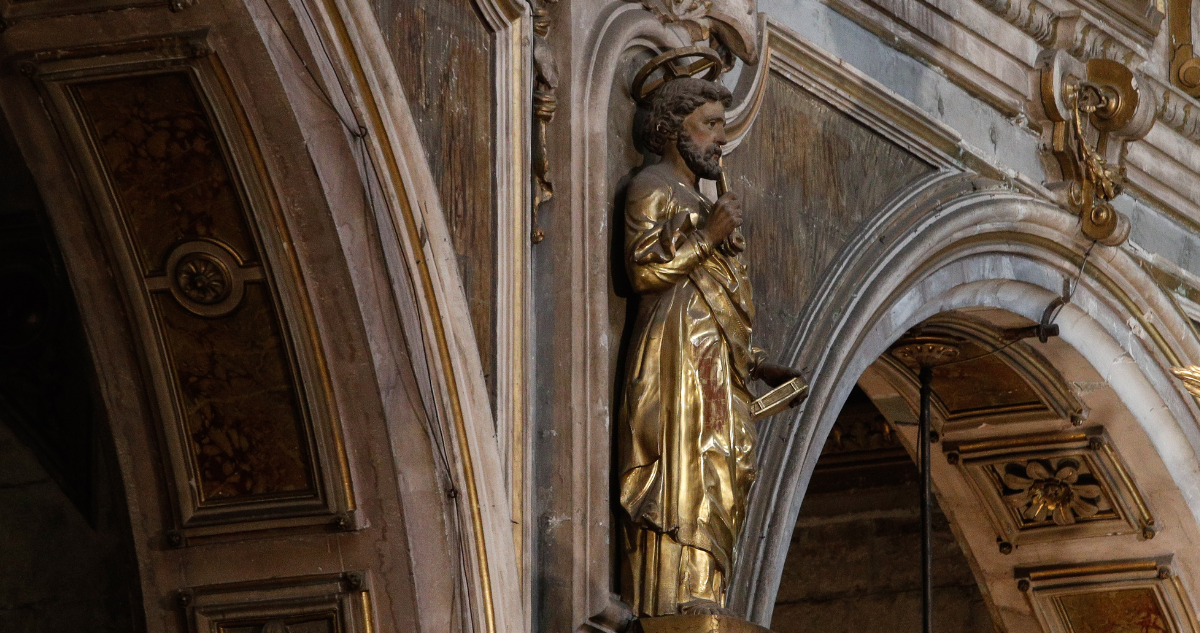 Roban dos notebook, un celular y $300.000 en la Iglesia San Agustín en la comuna de Santiago