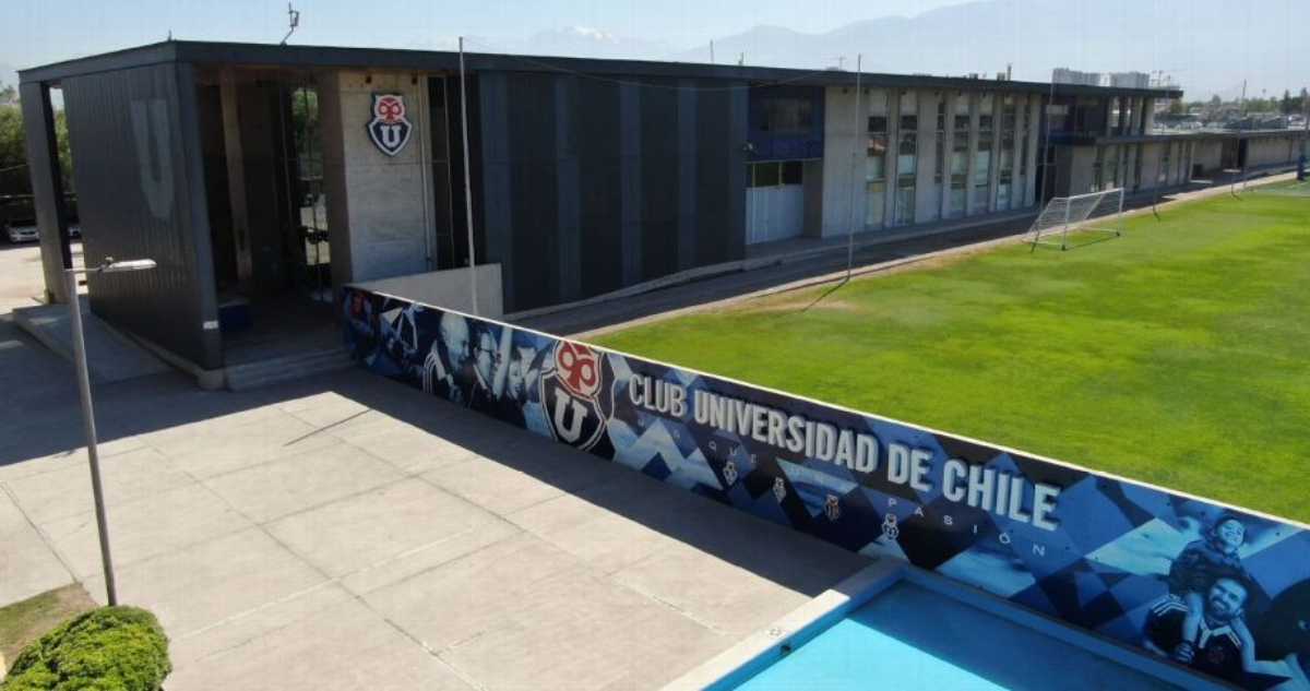 frontis del Centro Deportivo Azul de La U y foto de contexto para Azul Azul