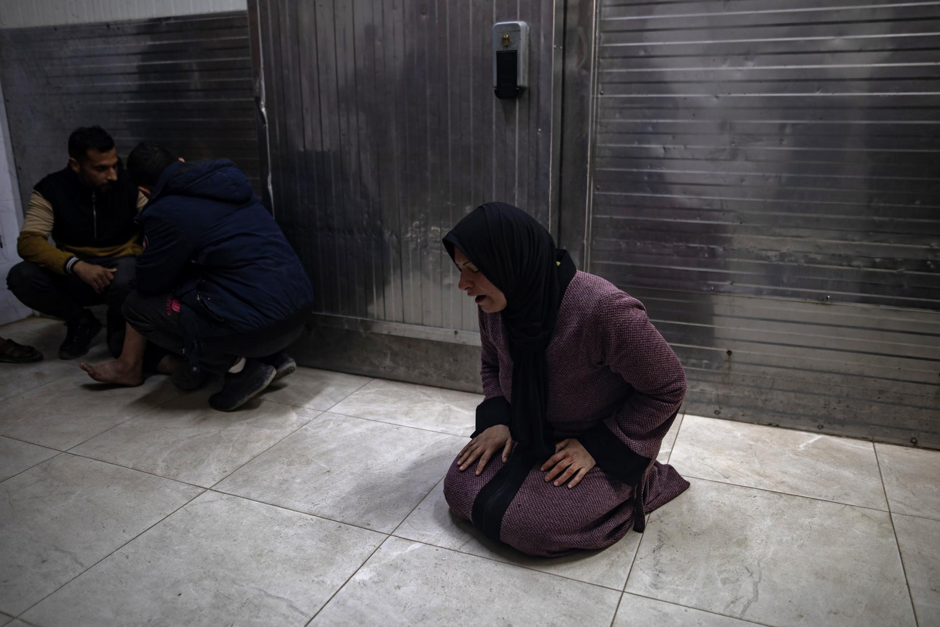 Imagen de contexto de una mujer llorando la muerte de un familiar en el Hospital Nasser de Jan Yunis