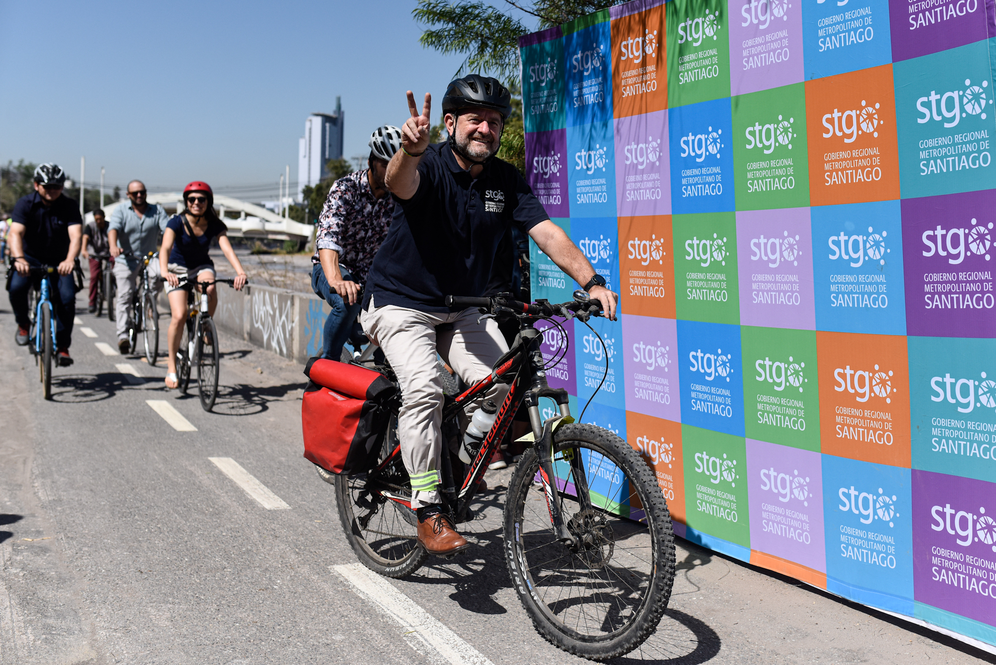 Gobernador Orrego en actividad de Paseo Urbano “Mapocho Pedaleable y Caminable” en 2022 | Oscar Guerra en AgenciaUno