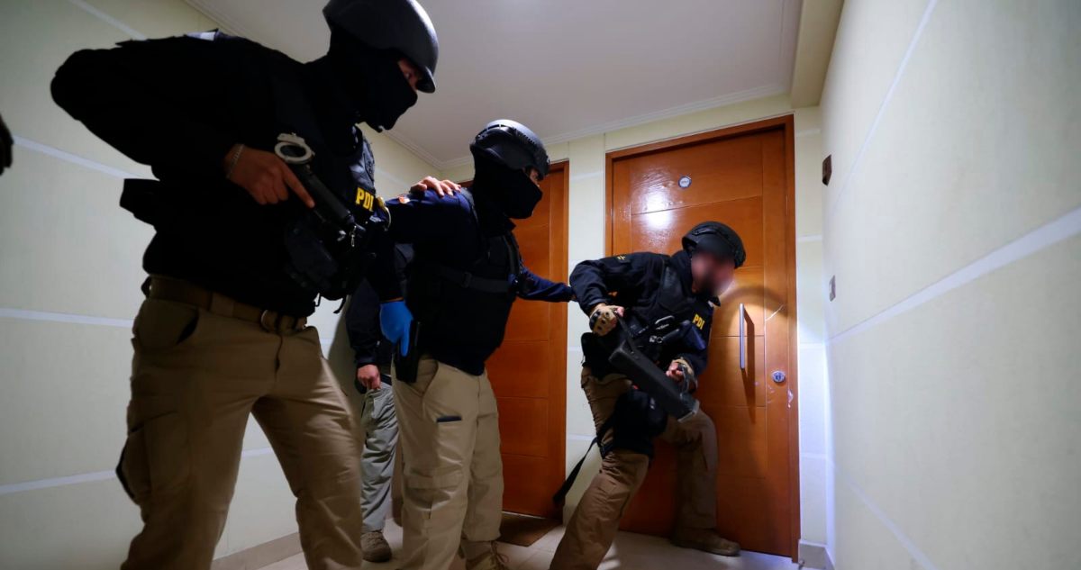 Hombre chino queda grave tras lanzarse desde tercer piso de edificio en operativo en sector de Meiggs