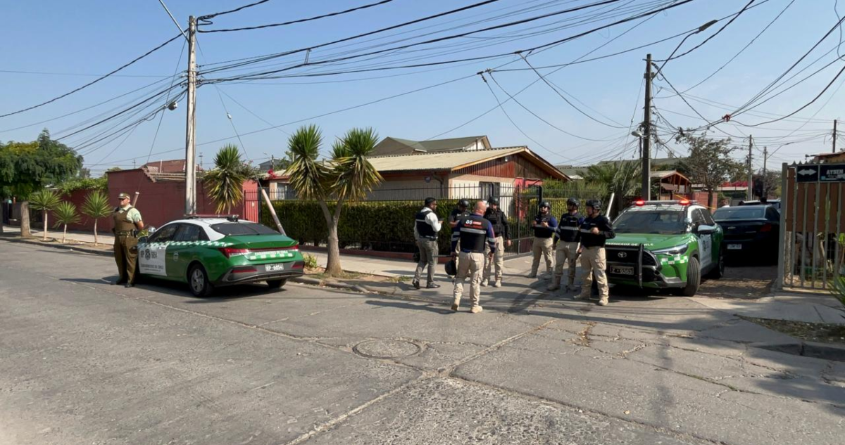 Hombre se parapeta con arma de fuego en casa de Estación Central tras asalto en vía pública