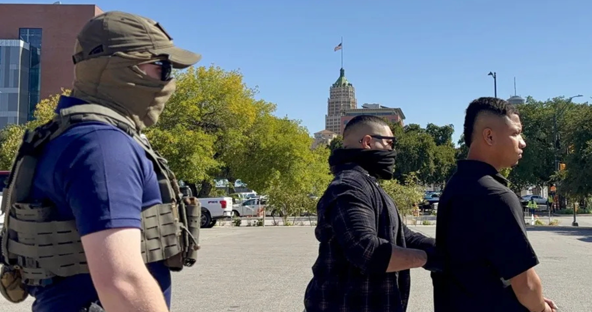 Imagen de archivo de agentes del Servicio de Inmigración y Control de Aduanas (ICE)