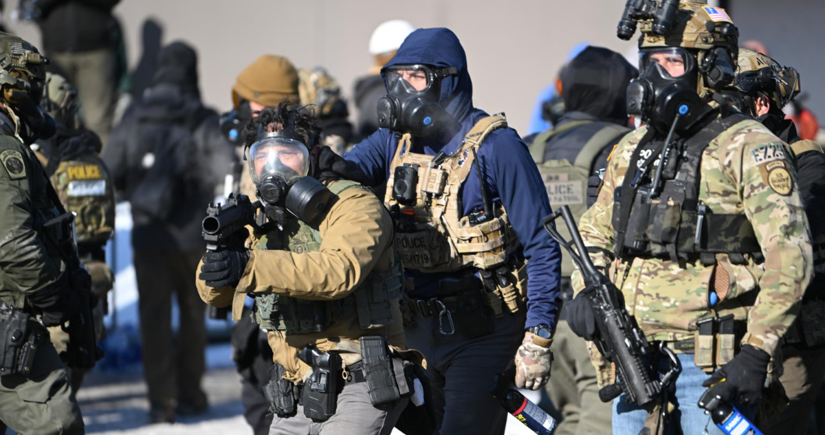 Esto es lo que sabemos sobre ICE, la agencia migratoria que hoy divide a Estados Unidos