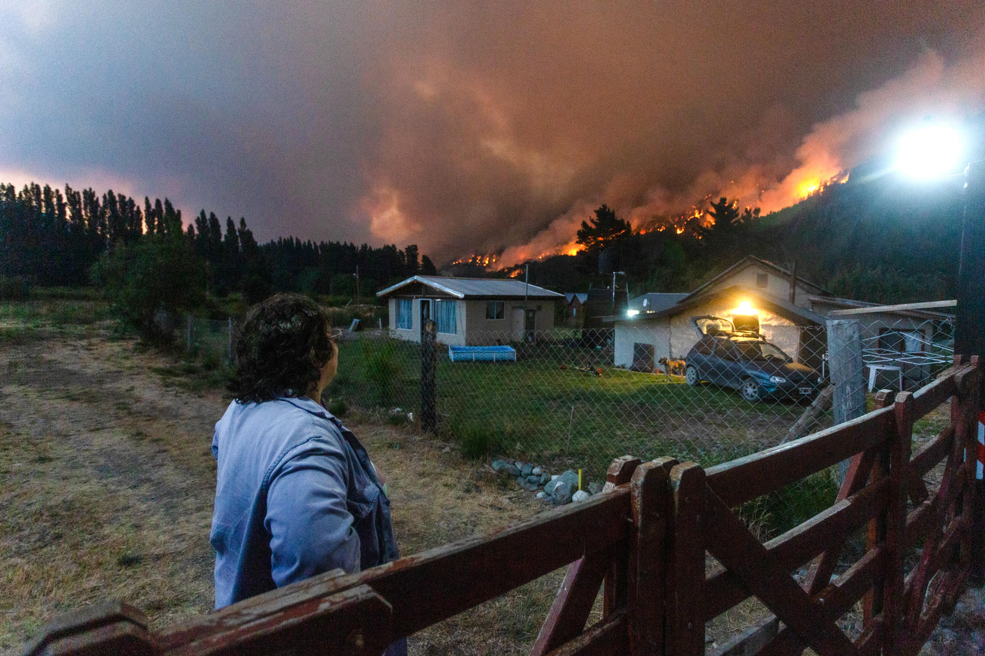 Una mujer observa los incendios forestales en El Hoyo, provincia de Chubut (Argentina) 