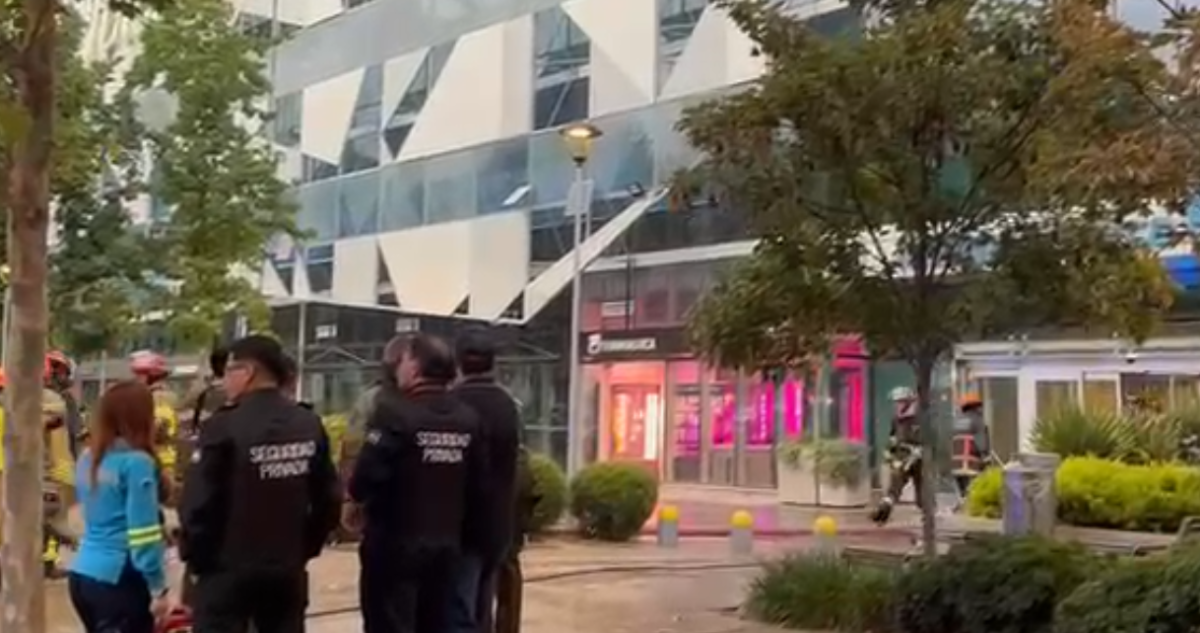 Incendio afectó a Integramédica a un costado del Mall Plaza Los Domínicos