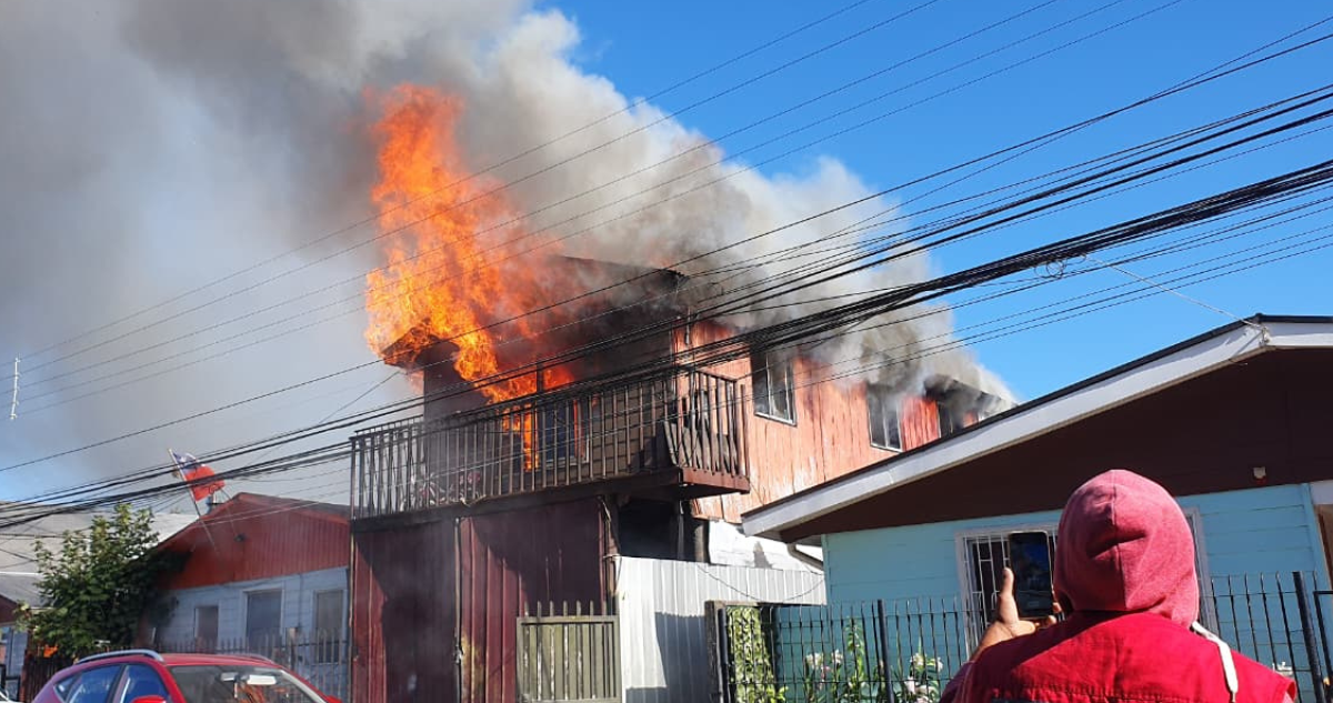 Incendio destruye una vivienda de dos pisos en Valdivia