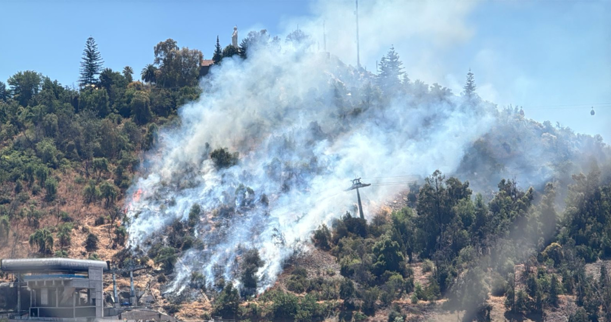 VIDEO | Incendio se registra en Cerro San Cristóbal: humo es visible en varios puntos de la capital