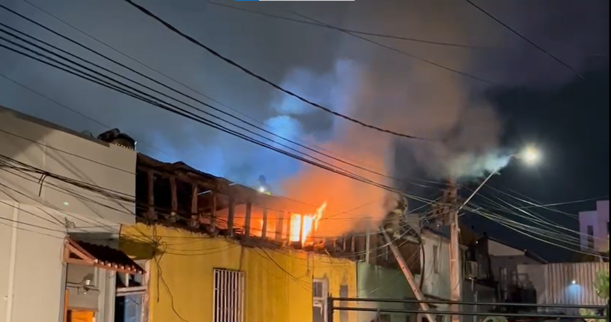 Incendio estructural en la comuna de Santiago destruye dos viviendas y un local comercial