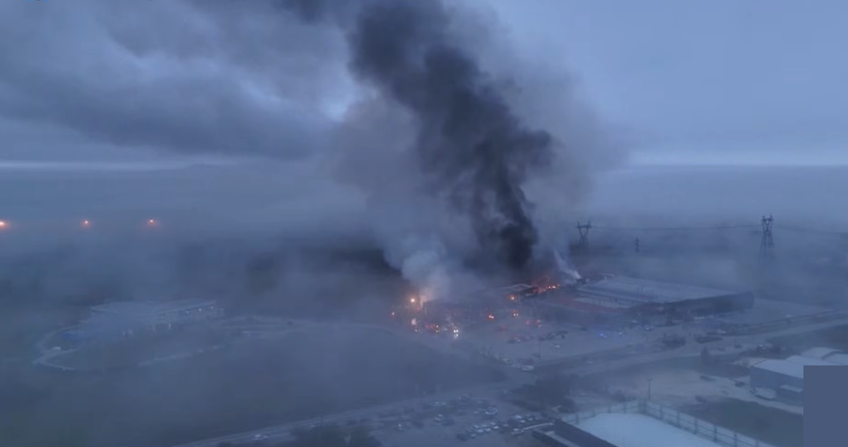 Incendio en fábrica en Grecia