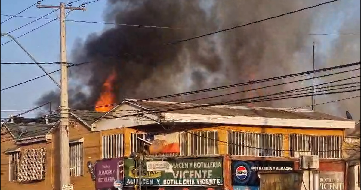 10 casas afectadas y dos bomberas lesionadas deja incendio en Lo Prado