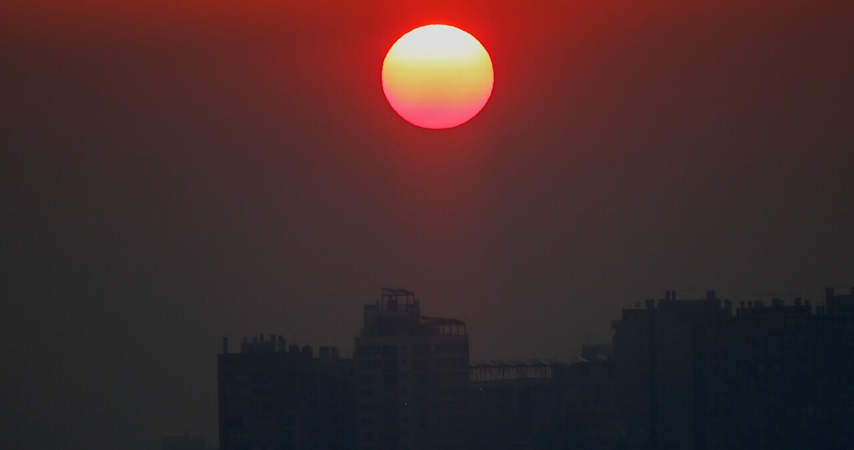Humo e intenso olor a plástico quemado se perciben en gran parte de la región Metropolitana