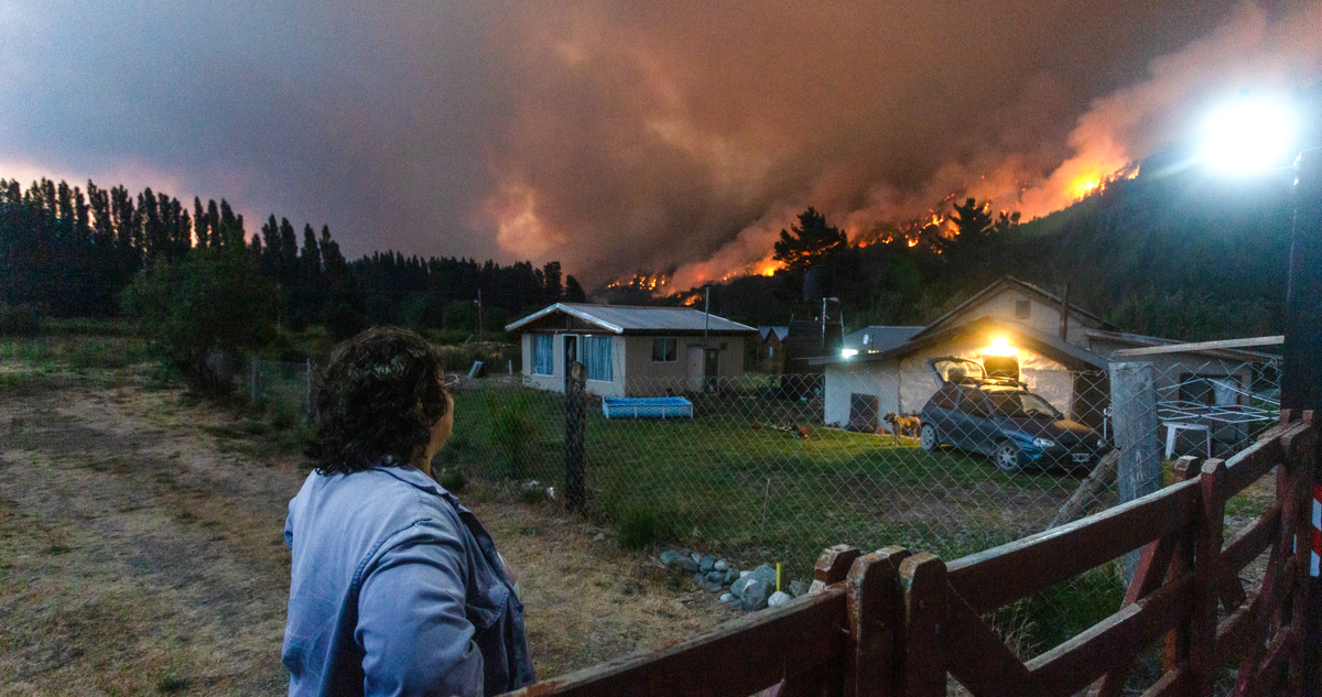 Al menos 3 mil turistas evacuados por incendios en la Patagonia argentina