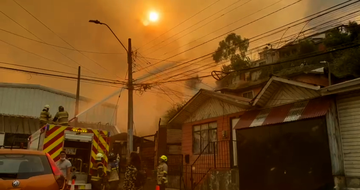 Fuego avanza de Sector San Jorge a Palomares en Concepción: vecinos se niegan a dejar sus casas