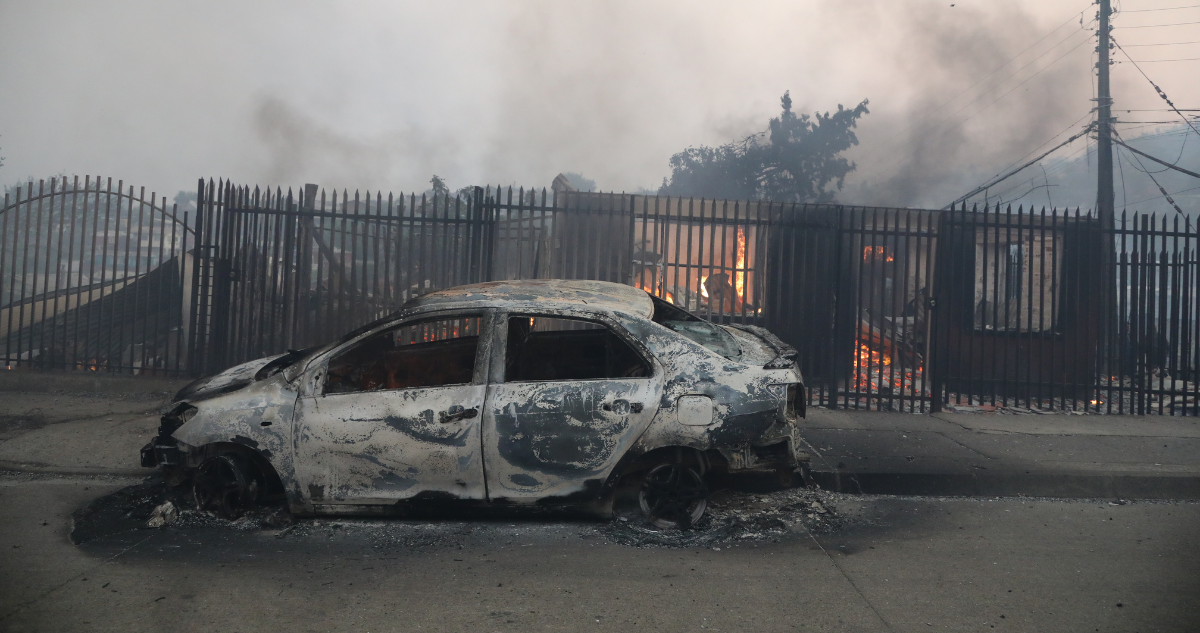 Vivienda y vehículo quemados tras incendio en Penco.