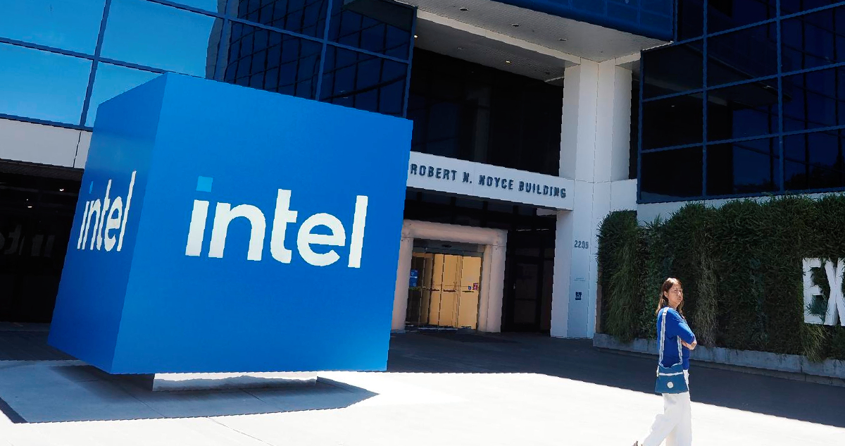 Intel se desploma en bolsa tras revelar que cerró el 2025 con pérdidas pese al espaldarazo de Trump