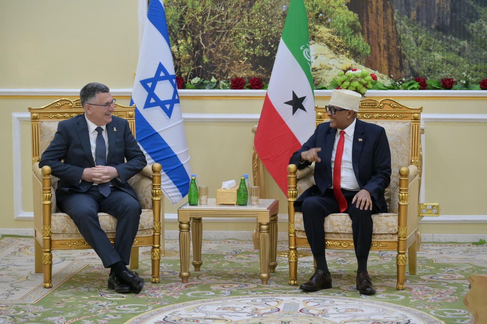 El canciller israelí Gideon Saar con el presidente somalilandés, Abdirahman Mohamed Abdullahi