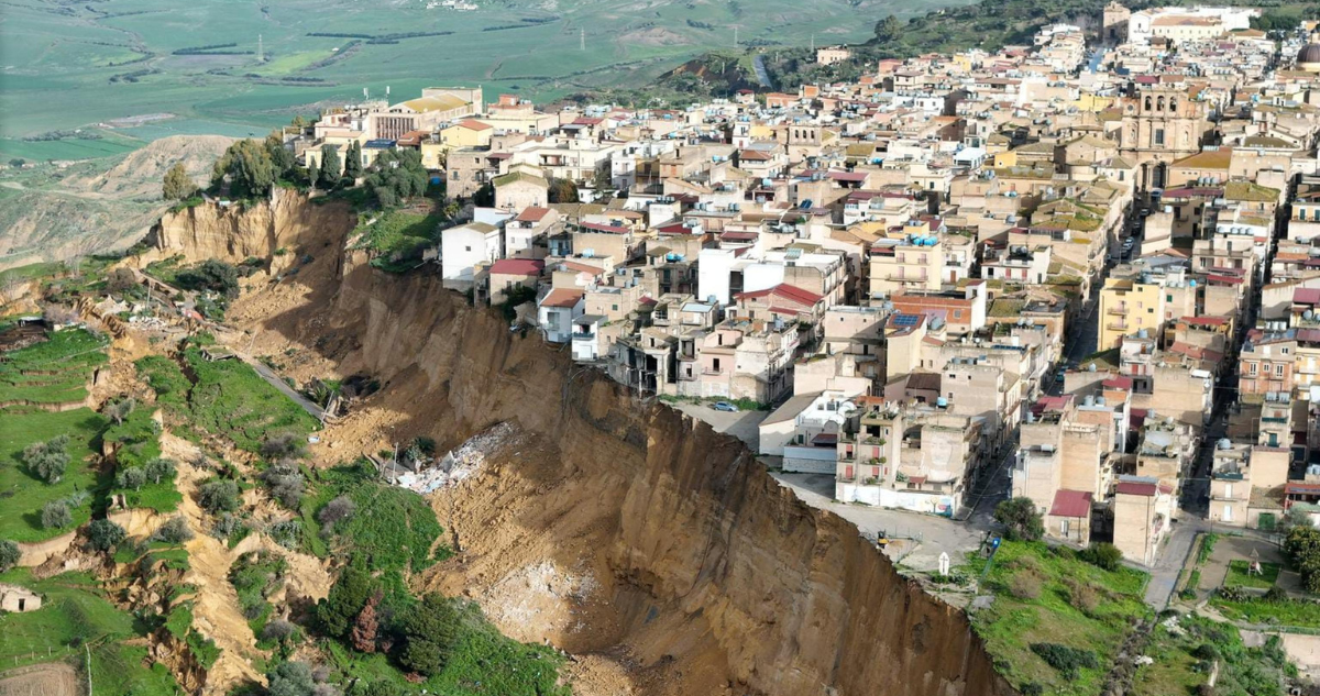 Pueblo italiano de Niscemi al borde del colapso