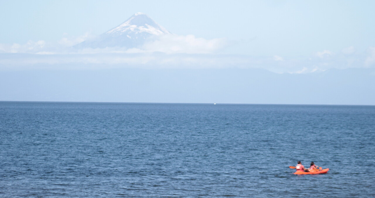 Joven de 19 años permanece desaparecido luego de que bote volcara a las aguas del Lago Llanquihue