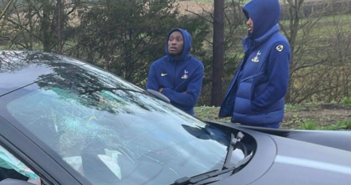 Jugadores del Tottenham sufrieron accidente en Inglaterra.