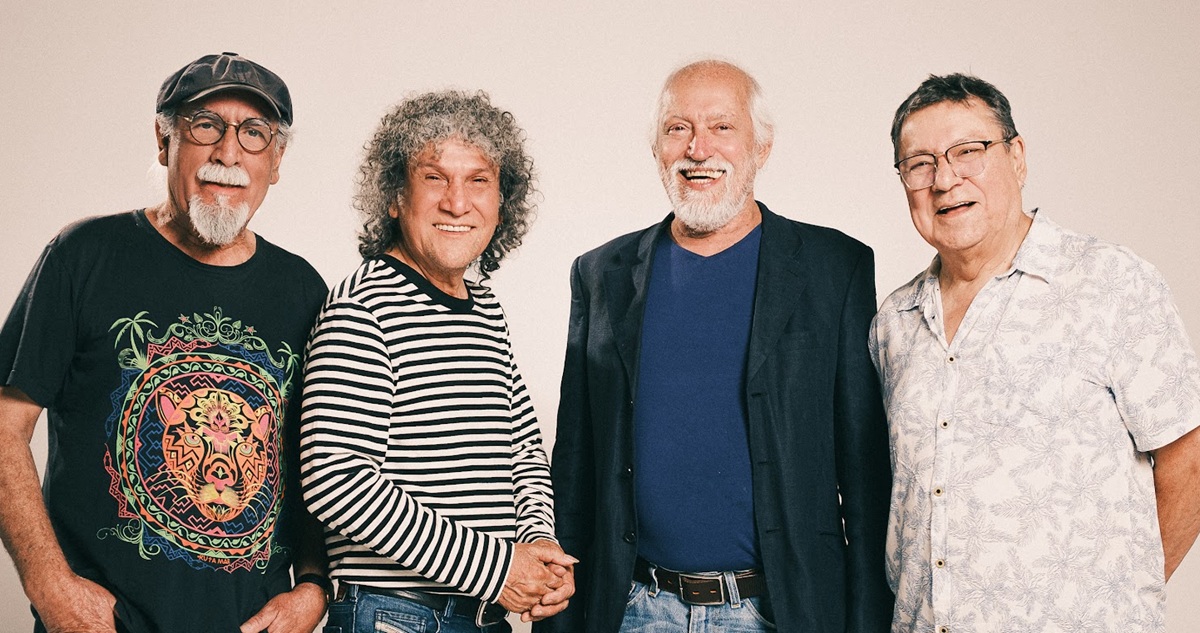 Pancho Sazo (Congreso), Roberto Márquez (Illapu); Farzan (Quilapayún) y José Seves (Inti-Illimani Histórico) canción nacional