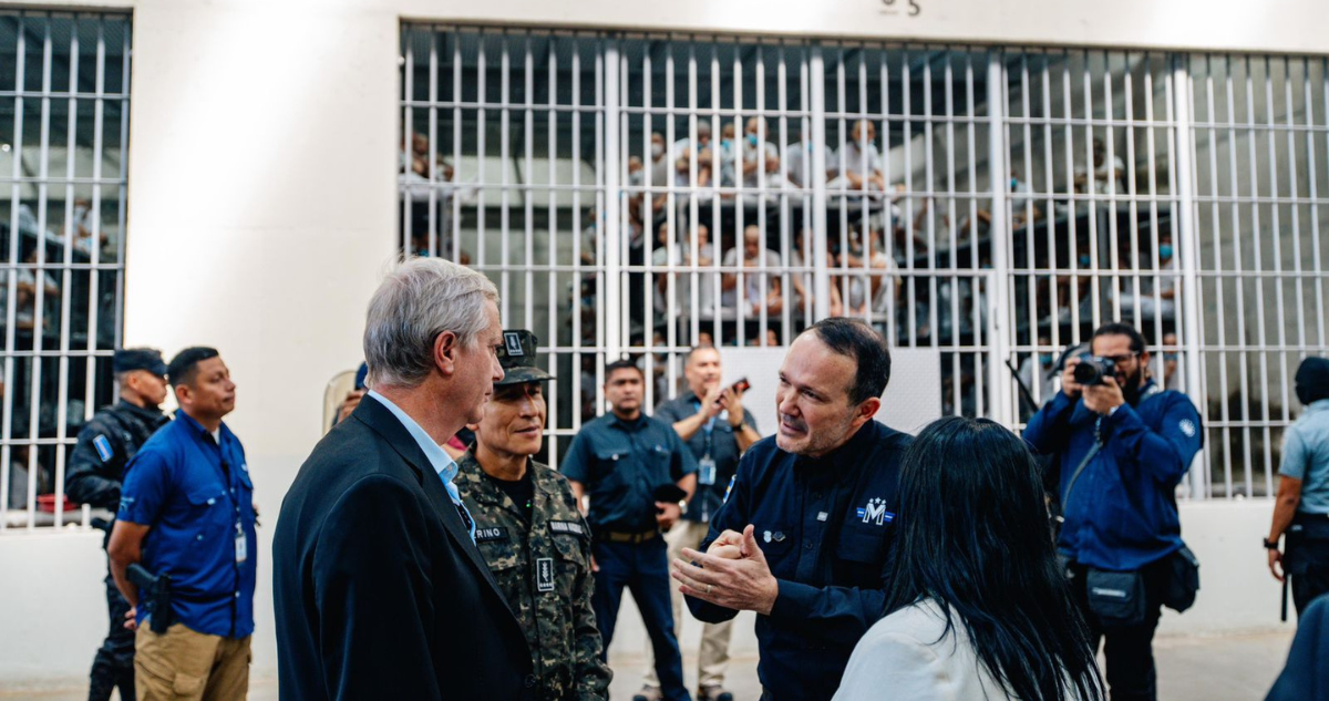 Kast visita Cecot de El Salvador | Crédito: Oficina del Presidente Electo (OPE)