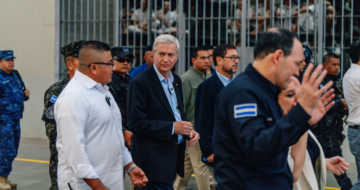 Kast visita Cecot de El Salvador | Crédito: Oficina del Presidente Electo (OPE)