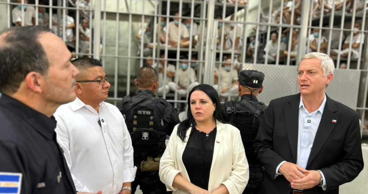 Kast visita Cecot de El Salvador | Crédito: Oficina del Presidente Electo (OPE)