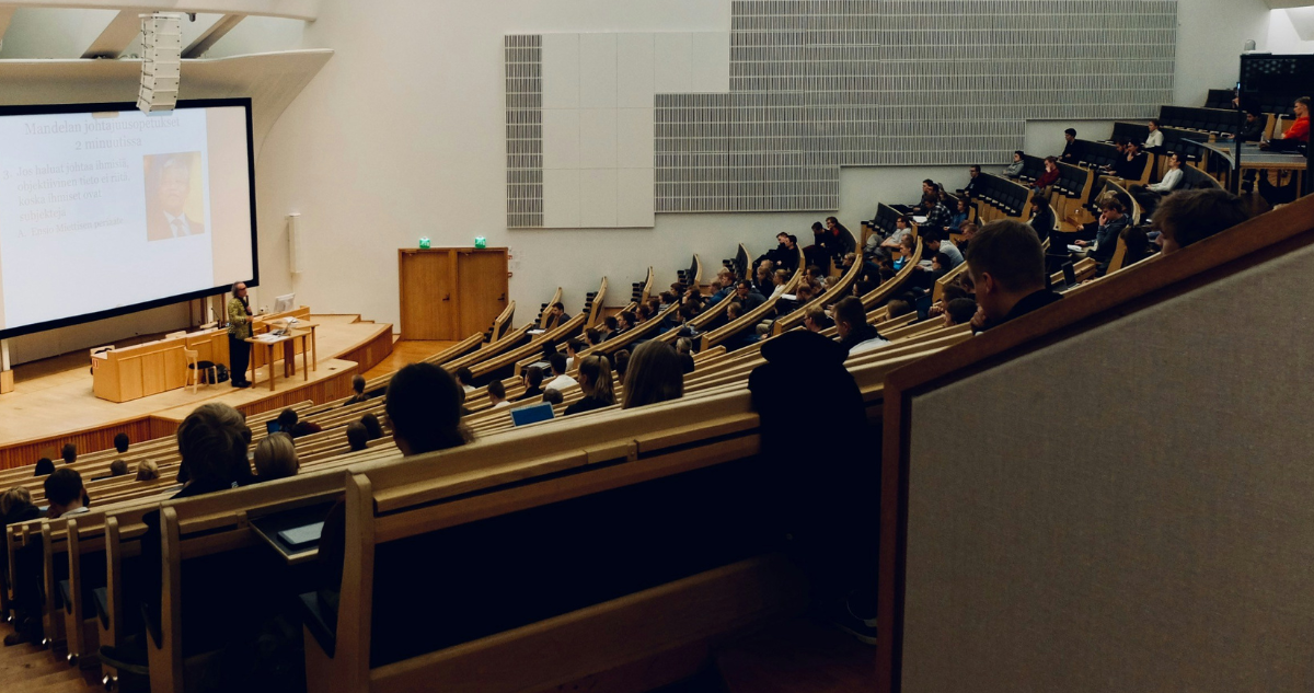 Foto de contexto de sala de clases