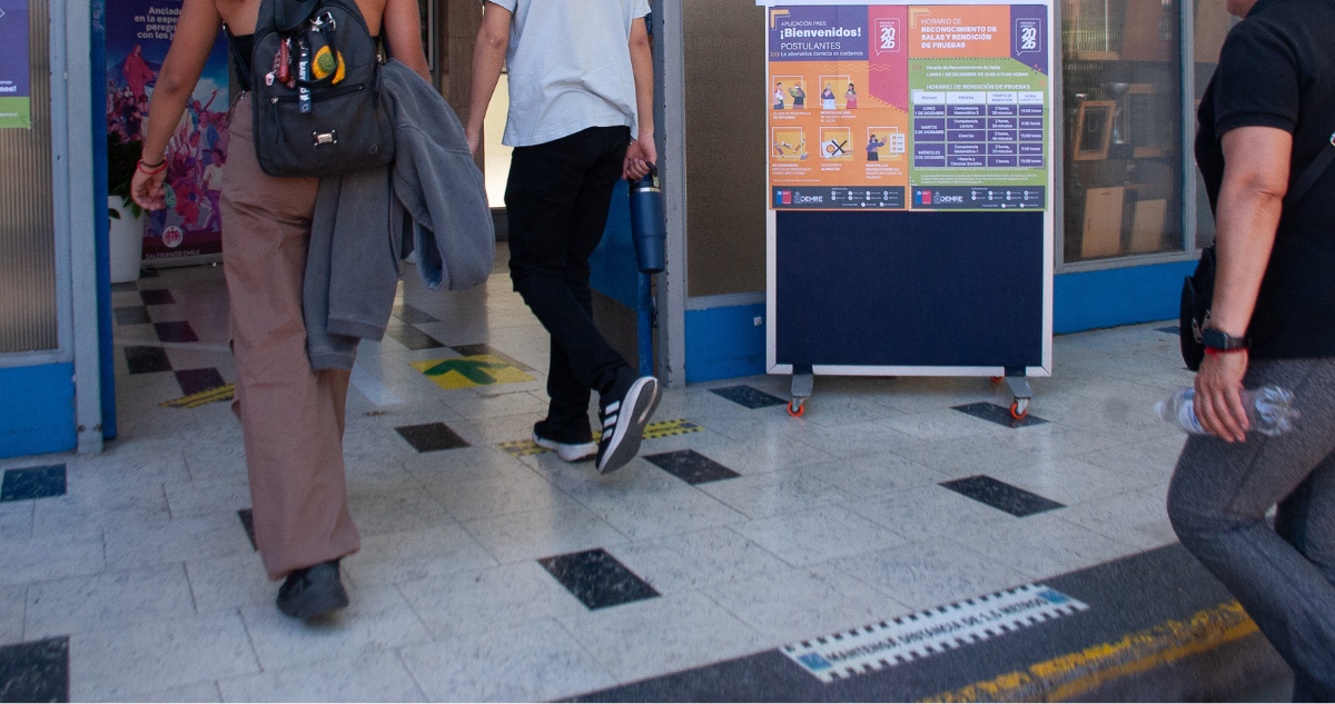 Foto de contexto de jóvenes ingresando a recinto para rendir la PAES.