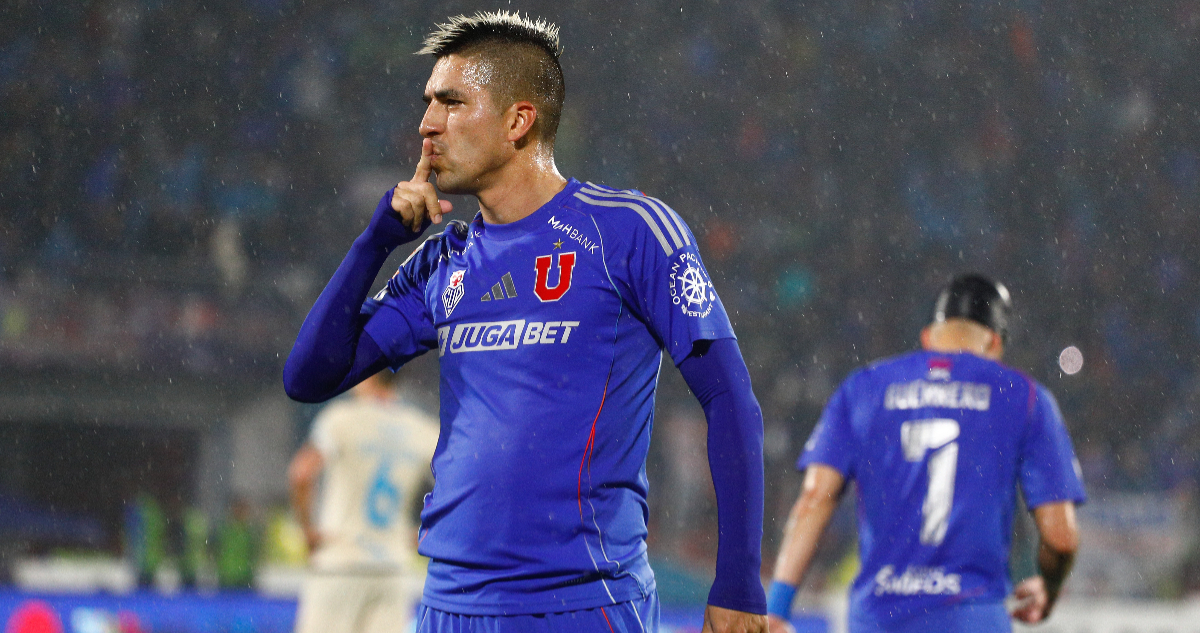 Leandro Fernández celebra un gol por La U