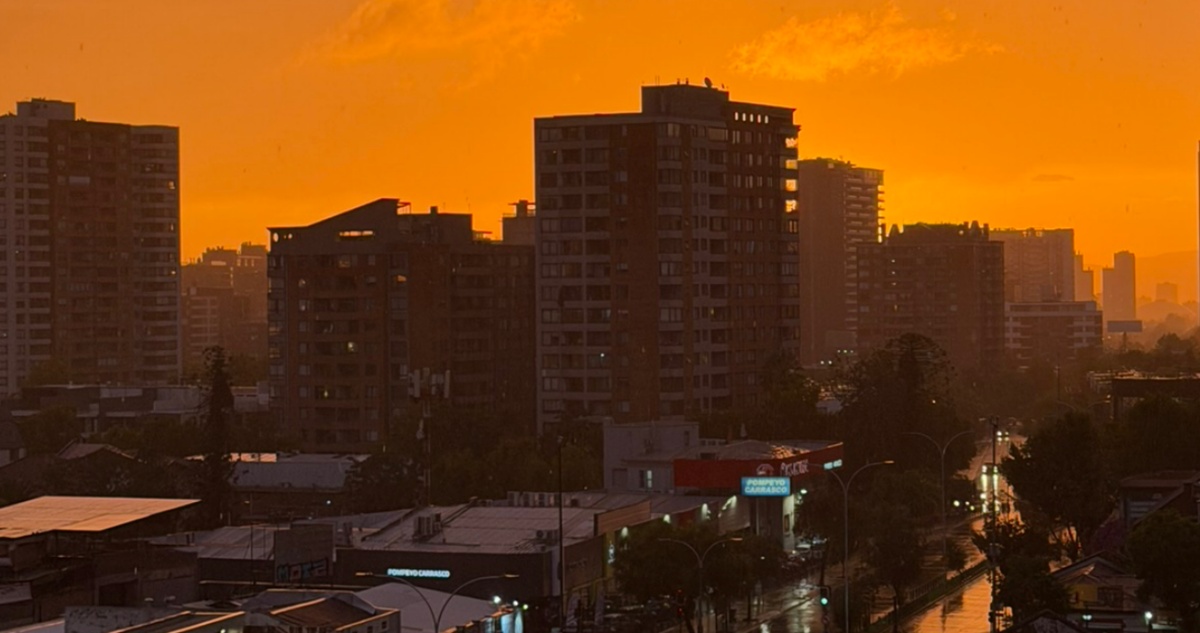 Lluvias con tormenta eléctrica en la RM dejaron miles de clientes sin luz y personas aisladas
